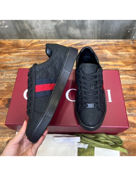 FashionStatement,GUCCI,IconicStyle,ItalianCraftsmanship,LuxuryFootwear,SNEAKER