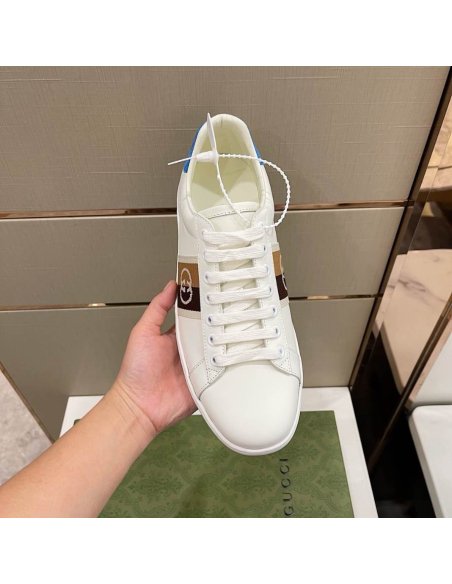 FashionStatement,GUCCI,IconicStyle,ItalianCraftsmanship,LuxuryFootwear,SNEAKER