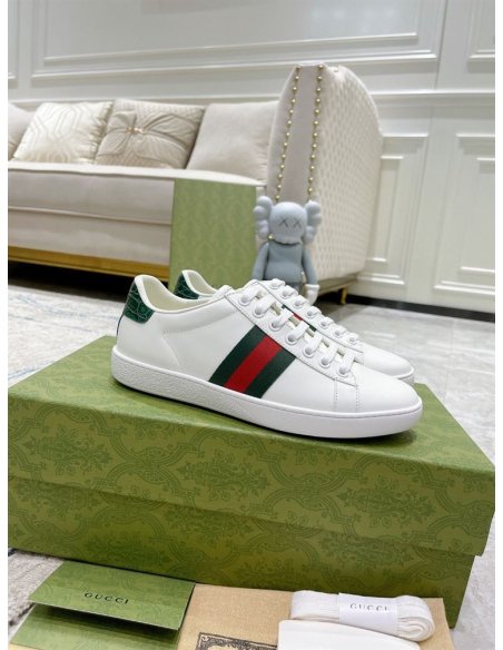 FashionStatement,GUCCI,IconicStyle,ItalianCraftsmanship,LuxuryFootwear,SNEAKER