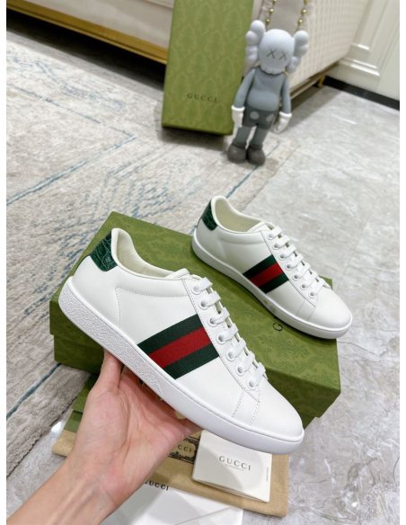 FashionStatement,GUCCI,IconicStyle,ItalianCraftsmanship,LuxuryFootwear,SNEAKER
