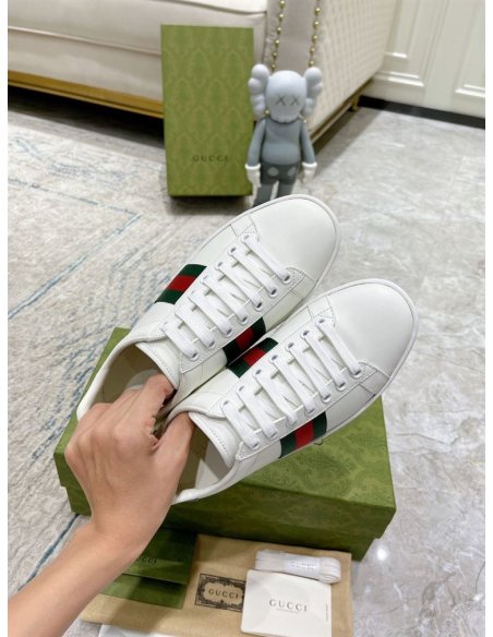 FashionStatement,GUCCI,IconicStyle,ItalianCraftsmanship,LuxuryFootwear,SNEAKER