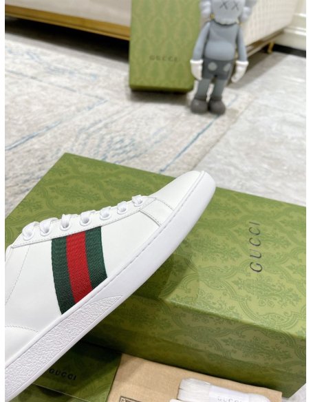 FashionStatement,GUCCI,IconicStyle,ItalianCraftsmanship,LuxuryFootwear,SNEAKER