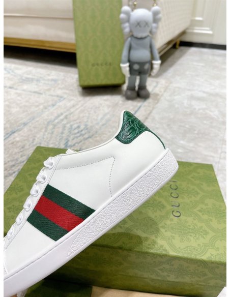 FashionStatement,GUCCI,IconicStyle,ItalianCraftsmanship,LuxuryFootwear,SNEAKER