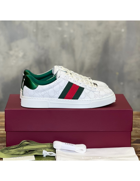 FashionStatement,GUCCI,IconicStyle,ItalianCraftsmanship,LuxuryFootwear,SNEAKER