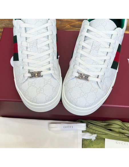 FashionStatement,GUCCI,IconicStyle,ItalianCraftsmanship,LuxuryFootwear,SNEAKER