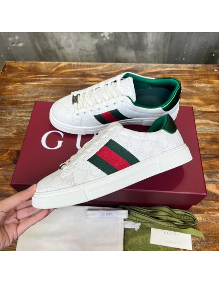 FashionStatement,GUCCI,IconicStyle,ItalianCraftsmanship,LuxuryFootwear,SNEAKER