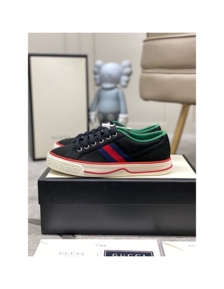 GUCCI,IconicStyle,ItalianCraftsmanship,LOW-TOP,LuxuryFootwear,SNEAKER
