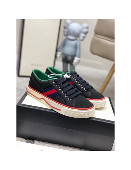 GUCCI,IconicStyle,ItalianCraftsmanship,LOW-TOP,LuxuryFootwear,SNEAKER