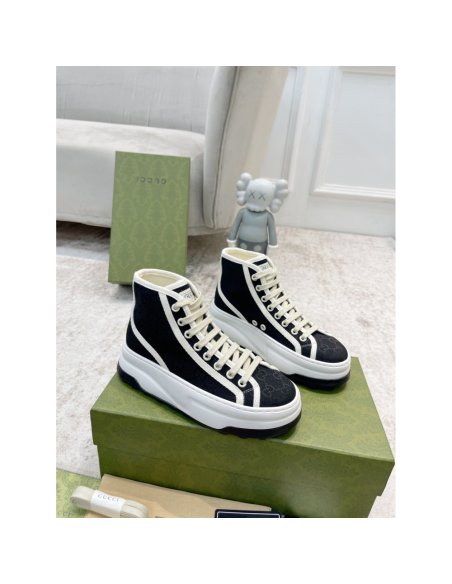 FashionStatement,GUCCI,IconicStyle,ItalianCraftsmanship,LuxuryFootwear,SNEAKER
