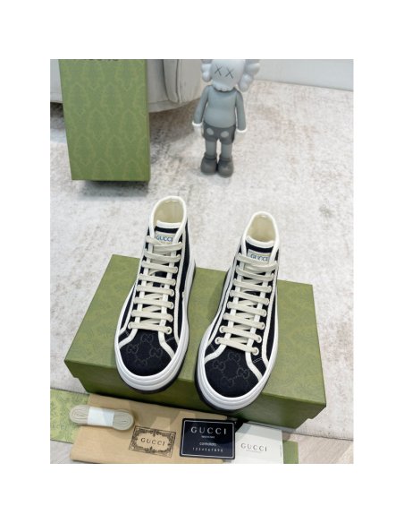 FashionStatement,GUCCI,IconicStyle,ItalianCraftsmanship,LuxuryFootwear,SNEAKER