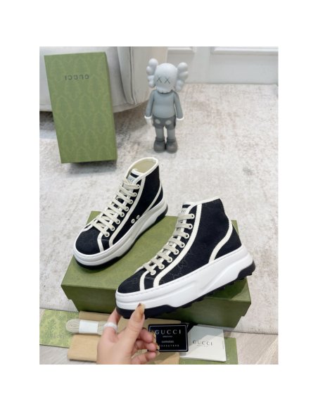 FashionStatement,GUCCI,IconicStyle,ItalianCraftsmanship,LuxuryFootwear,SNEAKER