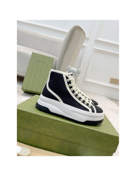 FashionStatement,GUCCI,IconicStyle,ItalianCraftsmanship,LuxuryFootwear,SNEAKER