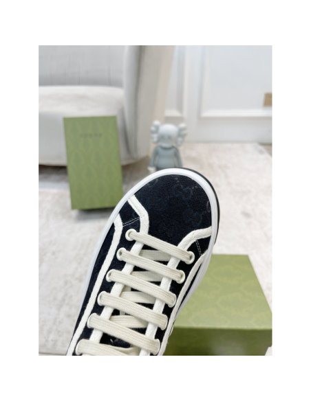 FashionStatement,GUCCI,IconicStyle,ItalianCraftsmanship,LuxuryFootwear,SNEAKER