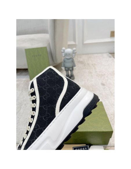 FashionStatement,GUCCI,IconicStyle,ItalianCraftsmanship,LuxuryFootwear,SNEAKER