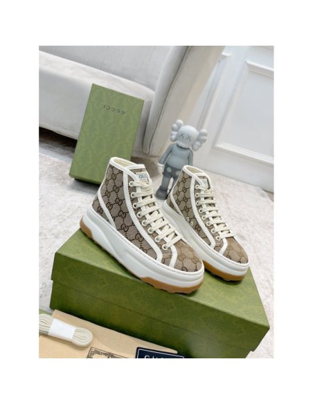 FashionStatement,GUCCI,IconicStyle,ItalianCraftsmanship,LuxuryFootwear,SNEAKER