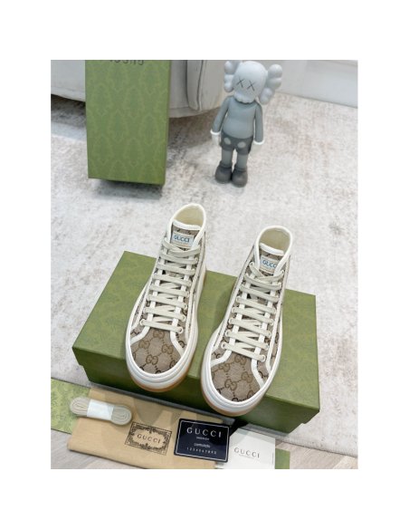 FashionStatement,GUCCI,IconicStyle,ItalianCraftsmanship,LuxuryFootwear,SNEAKER