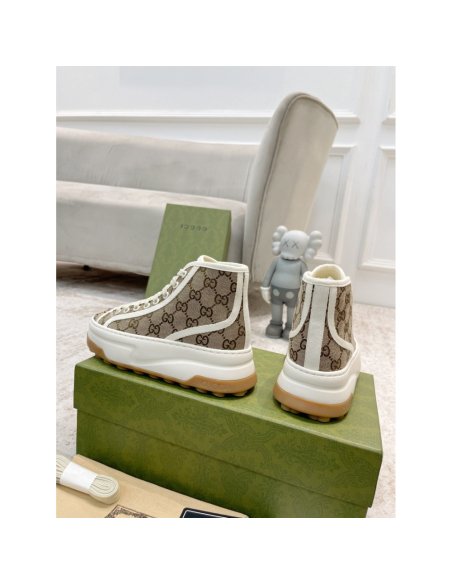 FashionStatement,GUCCI,IconicStyle,ItalianCraftsmanship,LuxuryFootwear,SNEAKER