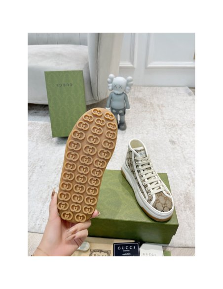 FashionStatement,GUCCI,IconicStyle,ItalianCraftsmanship,LuxuryFootwear,SNEAKER