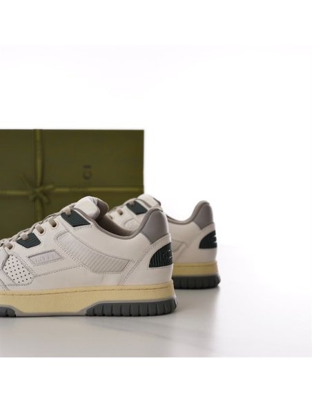 FashionStatement,IconicStyle,ItalianCraftsmanship,LuxuryFootwear,SNEAKER