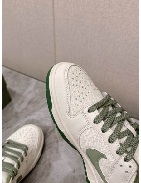 FashionStatement,GUCCI,IconicStyle,ItalianCraftsmanship,LuxuryFootwear,SNEAKER