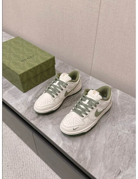 FashionStatement,GUCCI,IconicStyle,ItalianCraftsmanship,LuxuryFootwear,SNEAKER