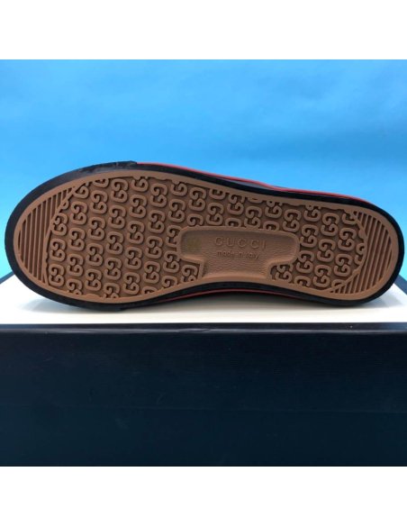 FashionStatement,GUCCI,IconicStyle,ItalianCraftsmanship,LuxuryFootwear,SNEAKER