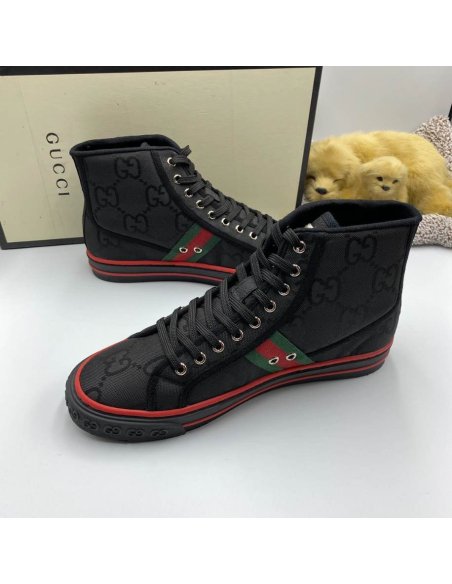 FashionStatement,GUCCI,IconicStyle,ItalianCraftsmanship,LuxuryFootwear,SNEAKER