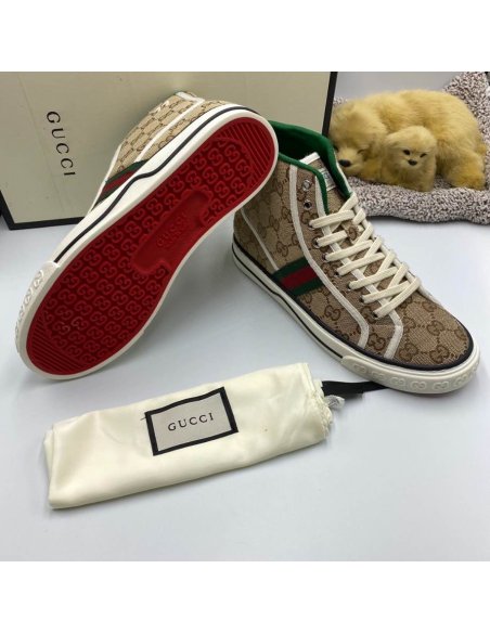 FashionStatement,GUCCI,IconicStyle,ItalianCraftsmanship,LuxuryFootwear,SNEAKER