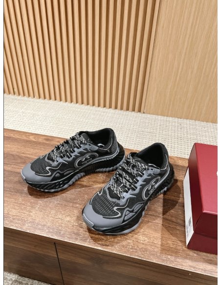 FashionStatement,GUCCI,IconicStyle,ItalianCraftsmanship,LuxuryFootwear,SNEAKER