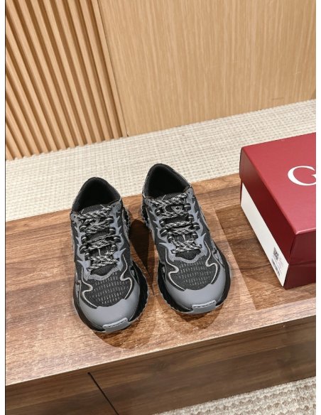FashionStatement,GUCCI,IconicStyle,ItalianCraftsmanship,LuxuryFootwear,SNEAKER