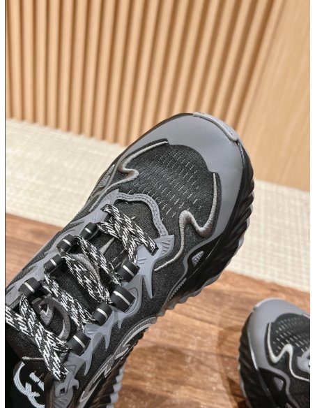 FashionStatement,GUCCI,IconicStyle,ItalianCraftsmanship,LuxuryFootwear,SNEAKER