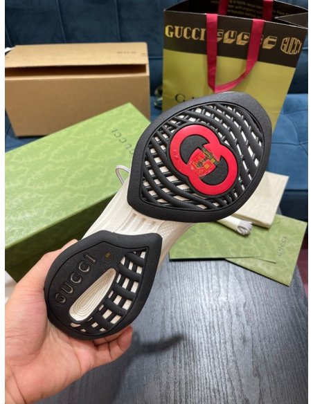 FashionStatement,GUCCI,IconicStyle,ItalianCraftsmanship,LuxuryFootwear,SNEAKER