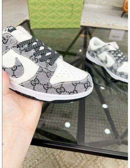 FashionStatement,GUCCI,IconicStyle,ItalianCraftsmanship,LuxuryFootwear,SNEAKER