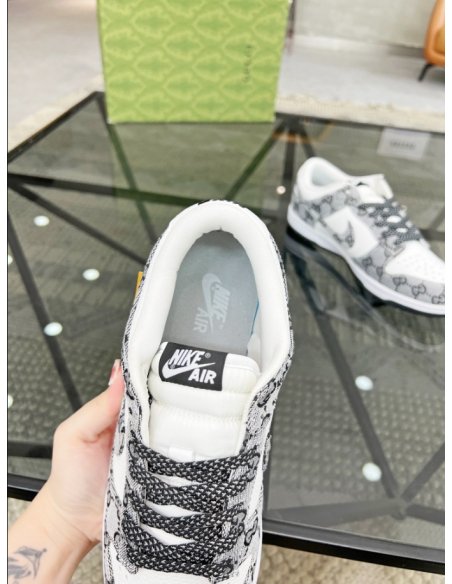 FashionStatement,GUCCI,IconicStyle,ItalianCraftsmanship,LuxuryFootwear,SNEAKER