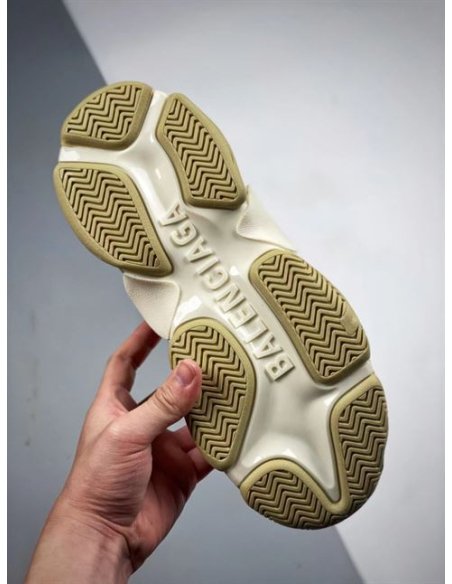 FashionStatement,GUCCI,IconicStyle,ItalianCraftsmanship,LuxuryFootwear,SNEAKER