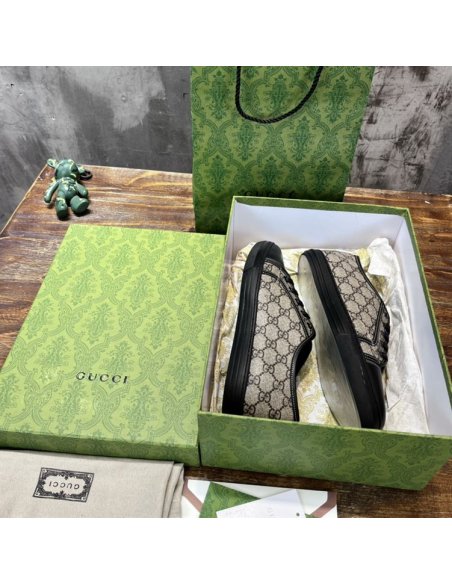 GUCCI,IconicStyle,LuxuryFootwear,SNEAKER