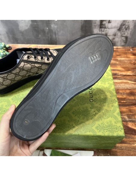 GUCCI,IconicStyle,LuxuryFootwear,SNEAKER