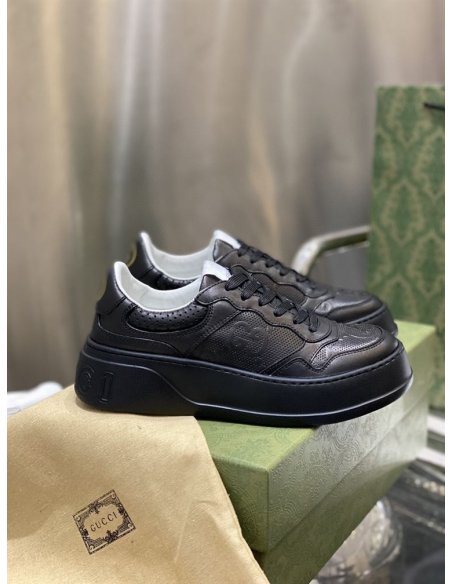 FashionStatement,GUCCI,IconicStyle,ItalianCraftsmanship,LuxuryFootwear,SNEAKER