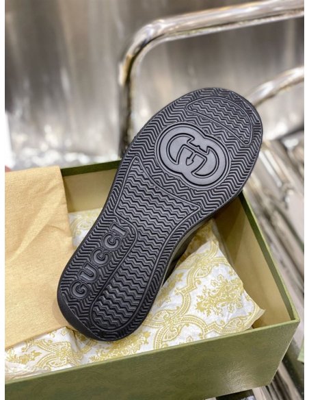 FashionStatement,GUCCI,IconicStyle,ItalianCraftsmanship,LuxuryFootwear,SNEAKER